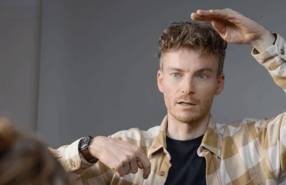 René Margull – Agile Coach erklärt digitale Transformation mit Handgesten während einer Schulung.